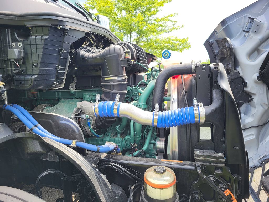 Slide images of 2025 VOLVO VNL64T860