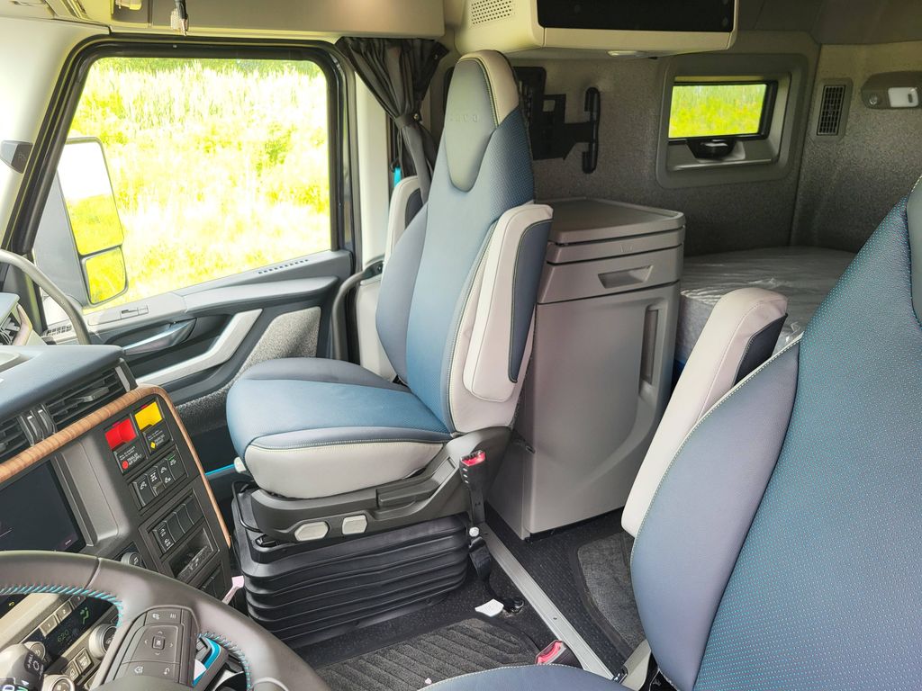 Slide images of 2025 VOLVO VNL64T860
