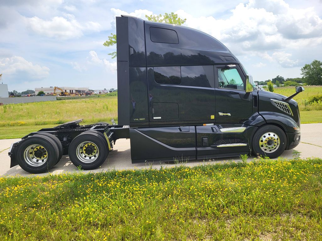 Slide images of 2025 VOLVO VNL64T860