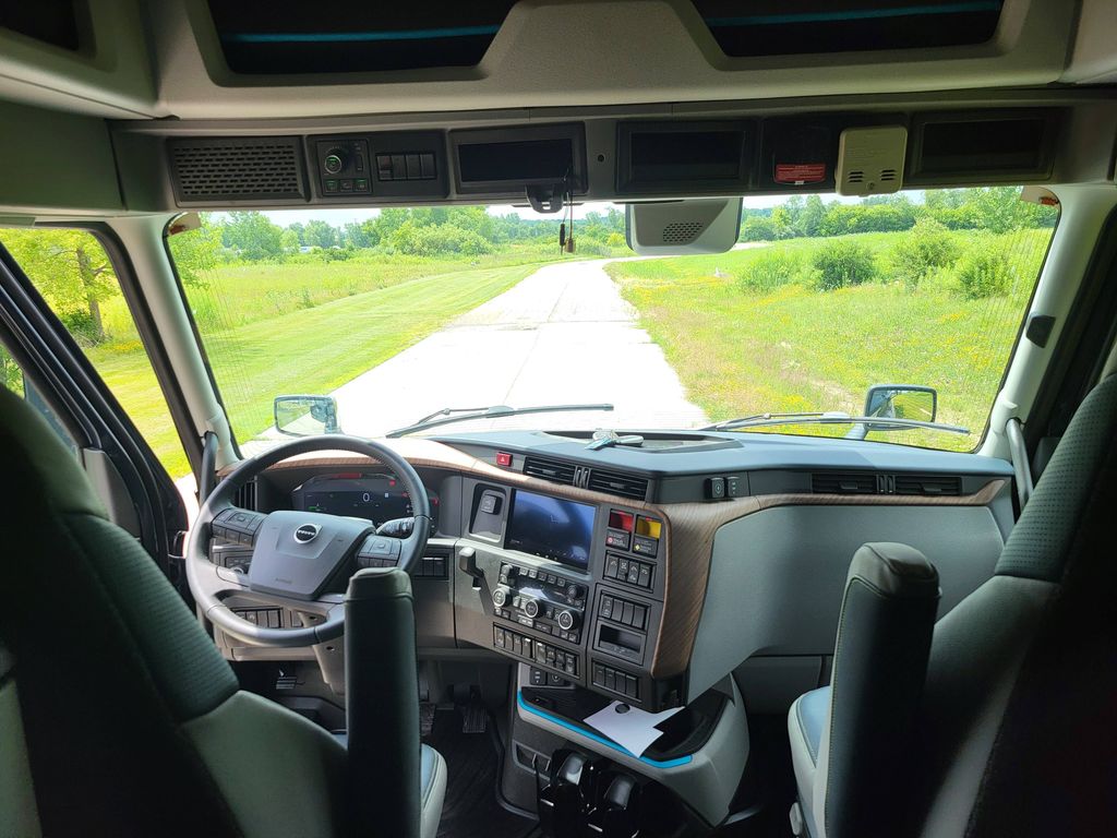 Slide images of 2025 VOLVO VNL64T860