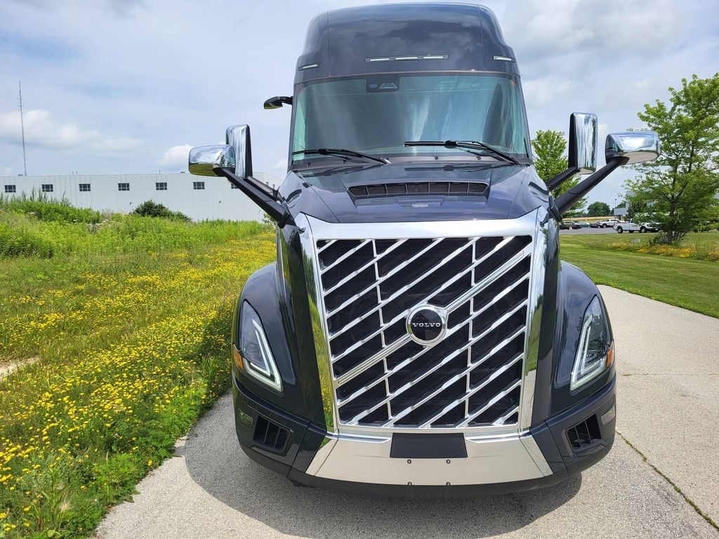 Slide images of 2025 VOLVO VNL64T860