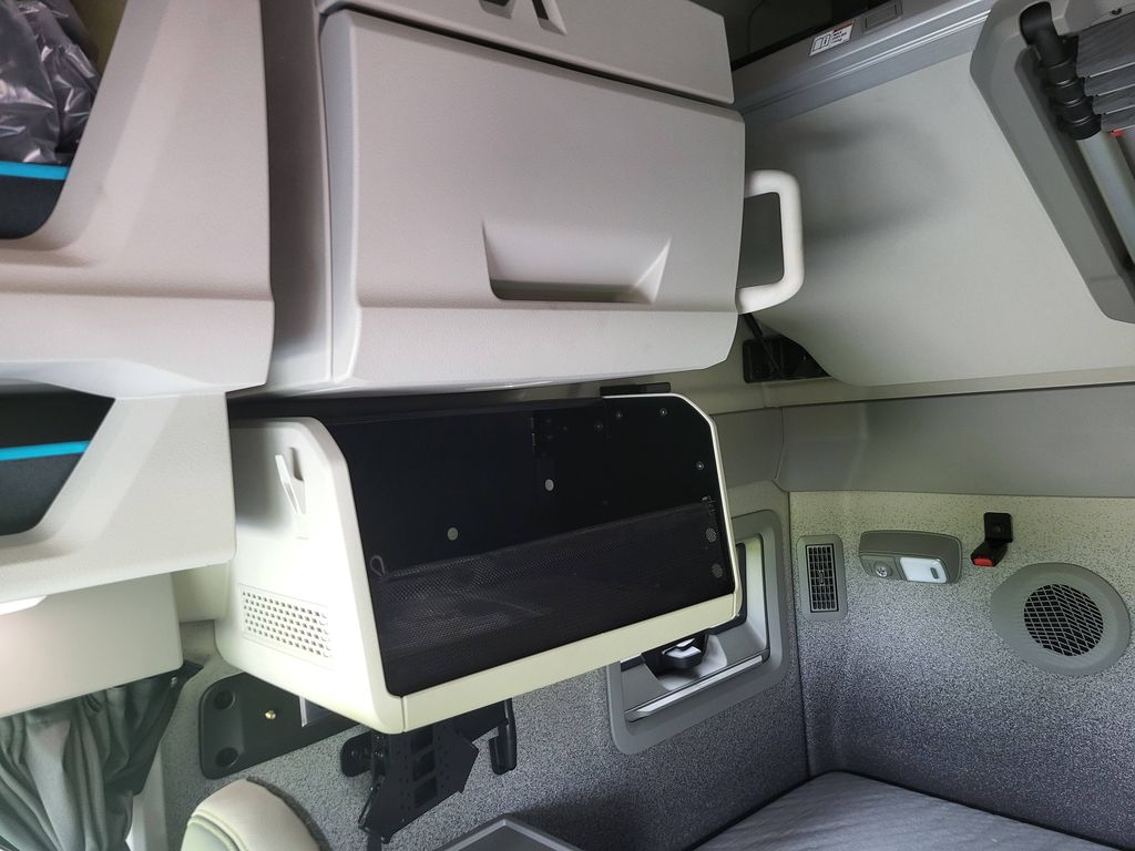 Slide images of 2025 VOLVO VNL64T860