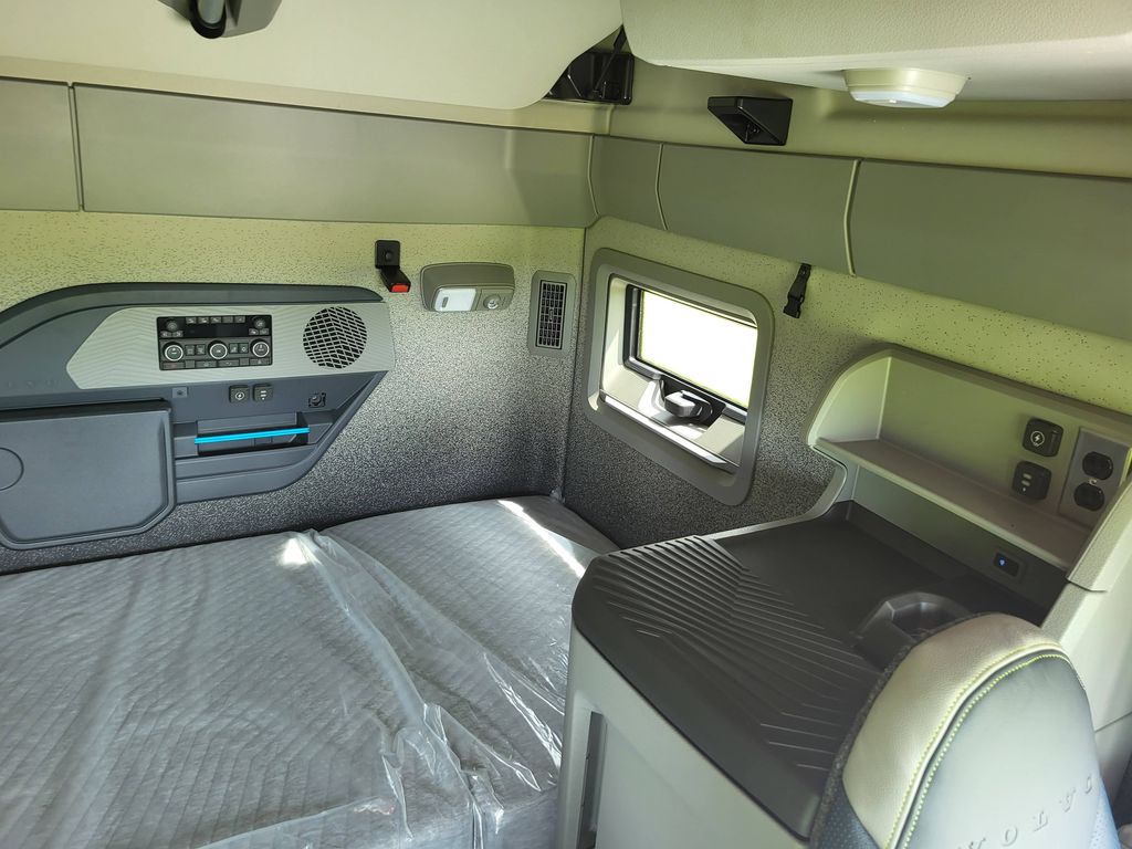 Slide images of 2025 VOLVO VNL64T860