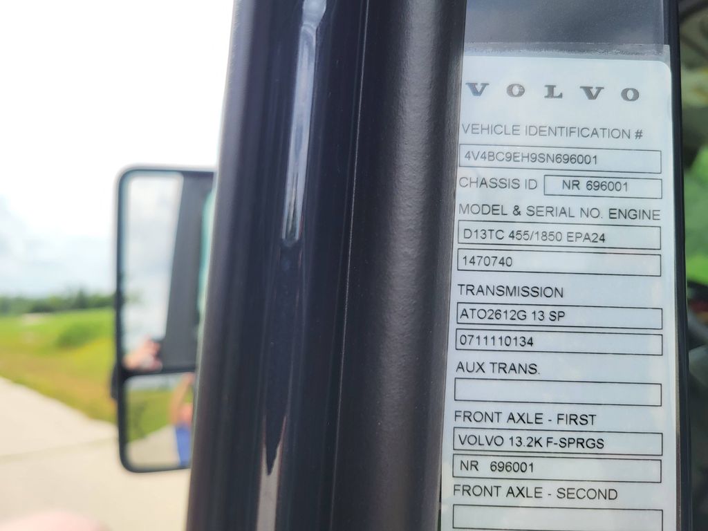 Slide images of 2025 VOLVO VNL64T860
