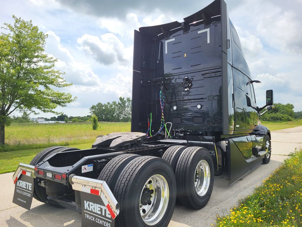 Slide images of 2025 VOLVO VNL64T860