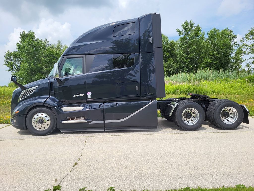 Slide images of 2025 VOLVO VNL64T860