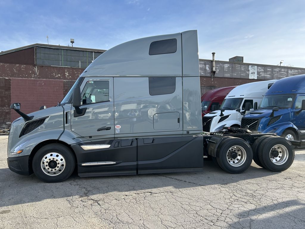 Slide images of 2026 VOLVO VNL64T860