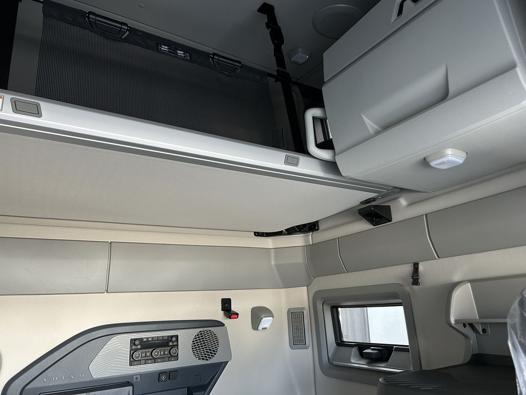 Slide images of 2026 VOLVO VNL64T860