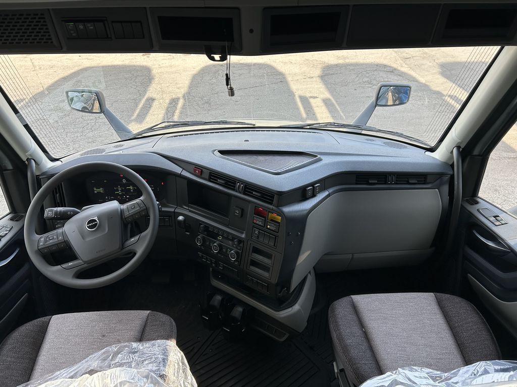 Slide images of 2026 VOLVO VNL64T860