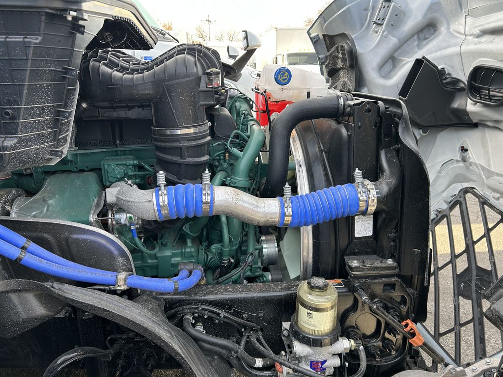 Slide images of 2026 VOLVO VNL64T860
