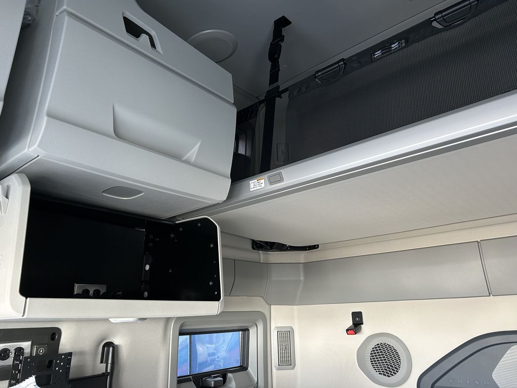 Slide images of 2026 VOLVO VNL64T860