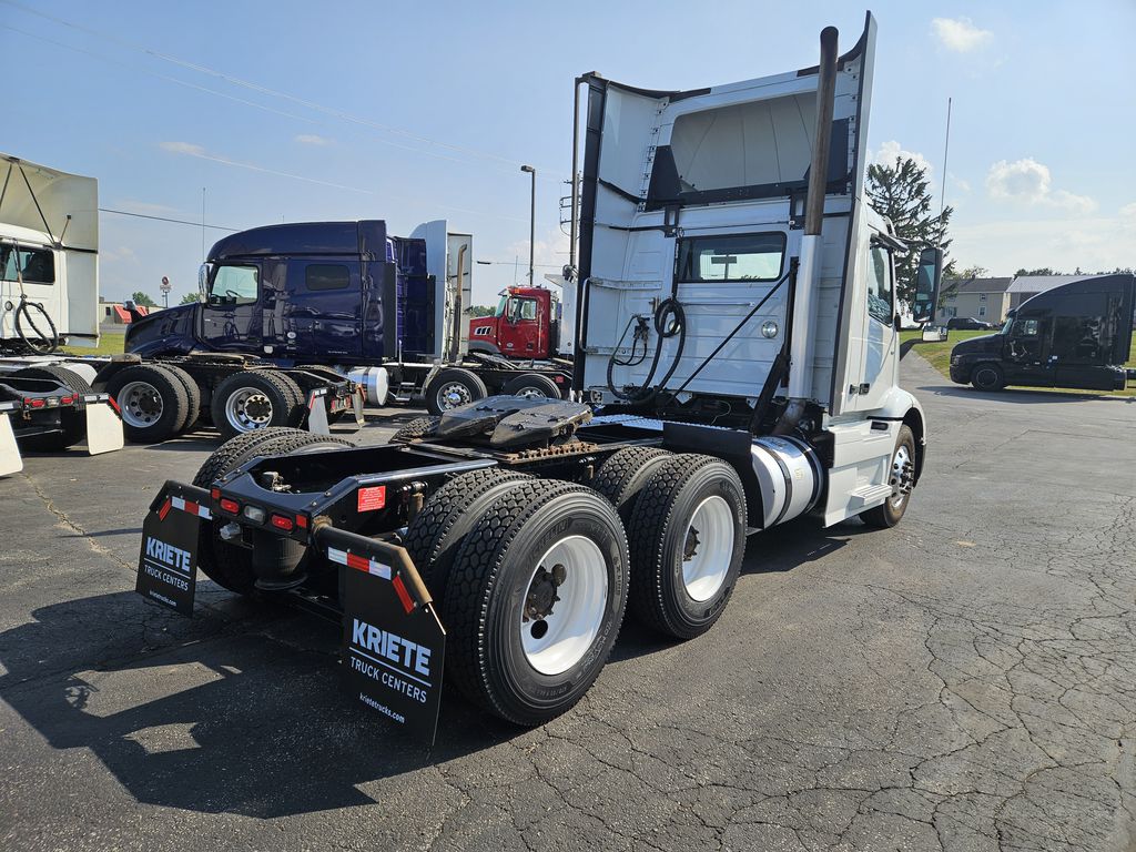 Slide images of 2020 VOLVO VNR