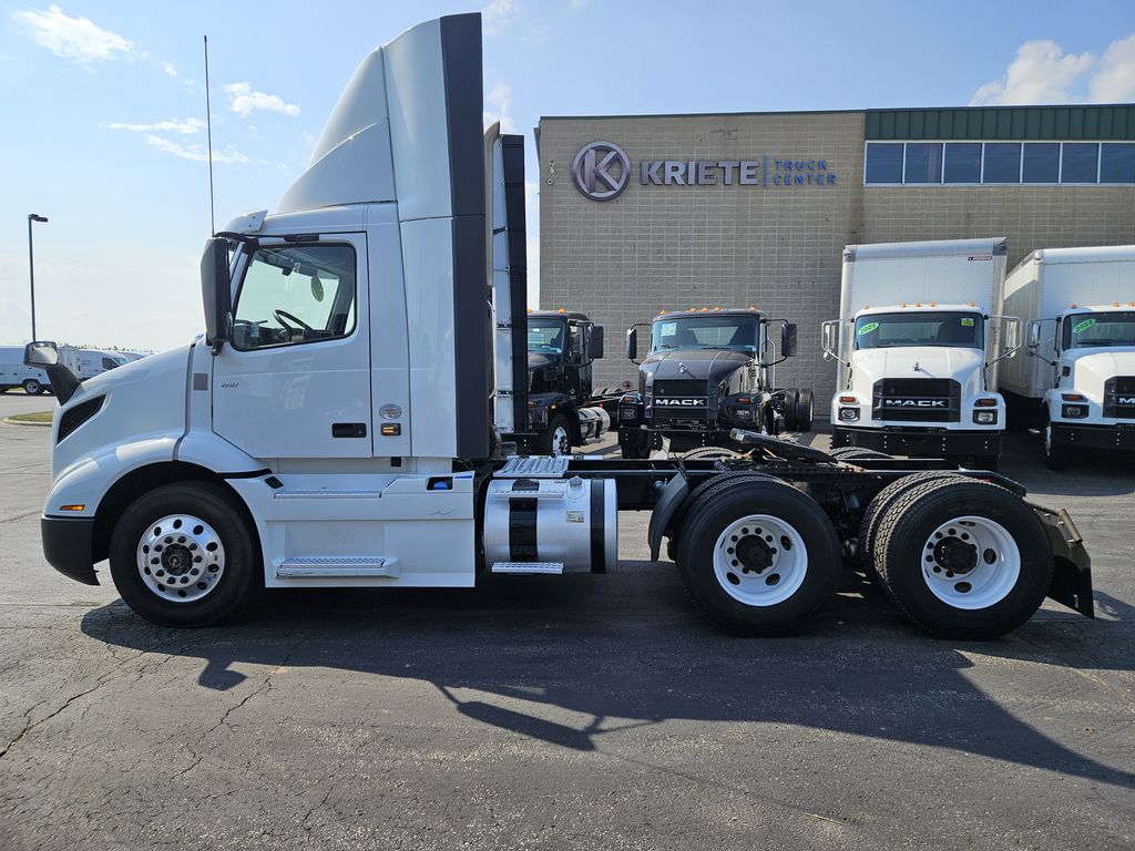 Slide images of 2020 VOLVO VNR