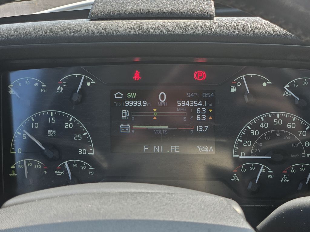 Slide images of 2020 VOLVO VNR