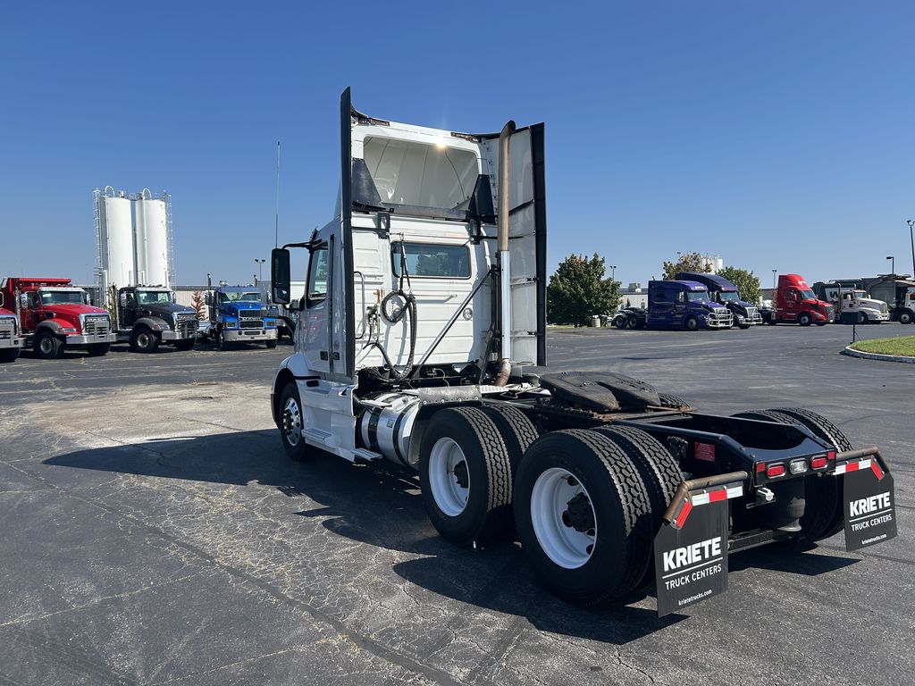 Slide images of 2020 VOLVO VNR