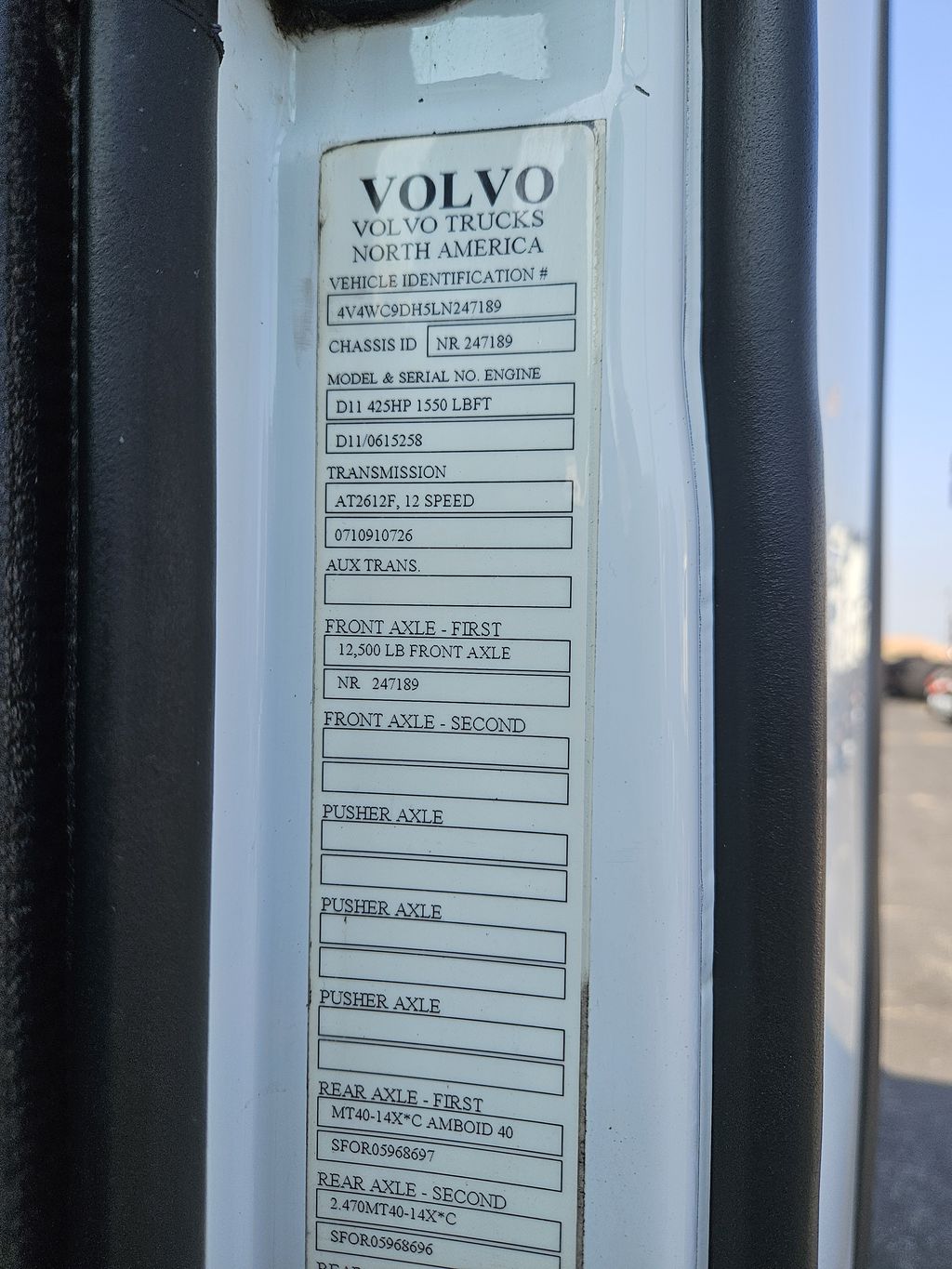Slide images of 2020 VOLVO VNR