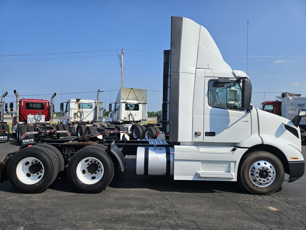 Slide images of 2020 VOLVO VNR