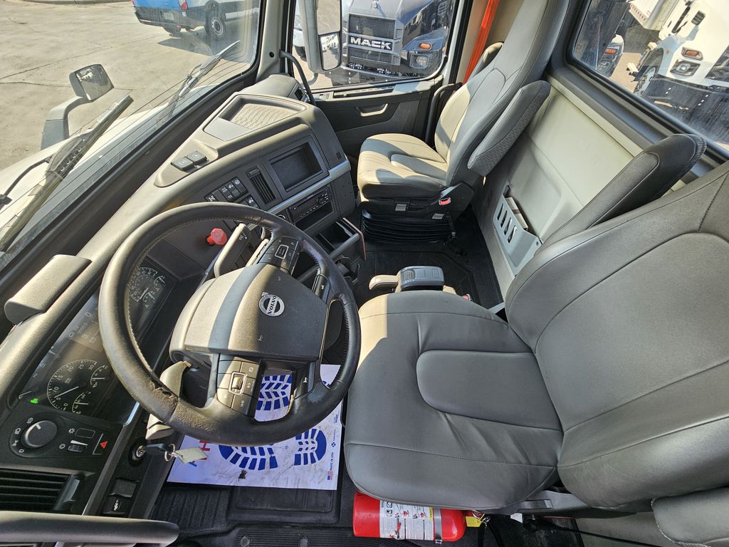 Slide images of 2020 VOLVO VNR