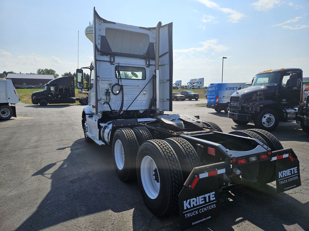 Slide images of 2020 VOLVO VNR