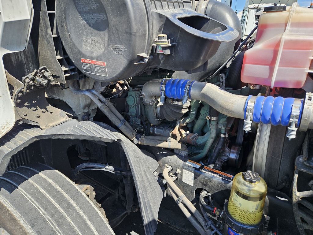 Slide images of 2020 VOLVO VNR 