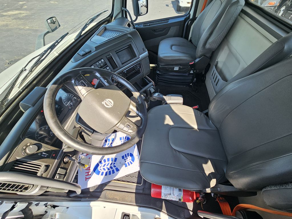 Slide images of 2020 VOLVO VNR 
