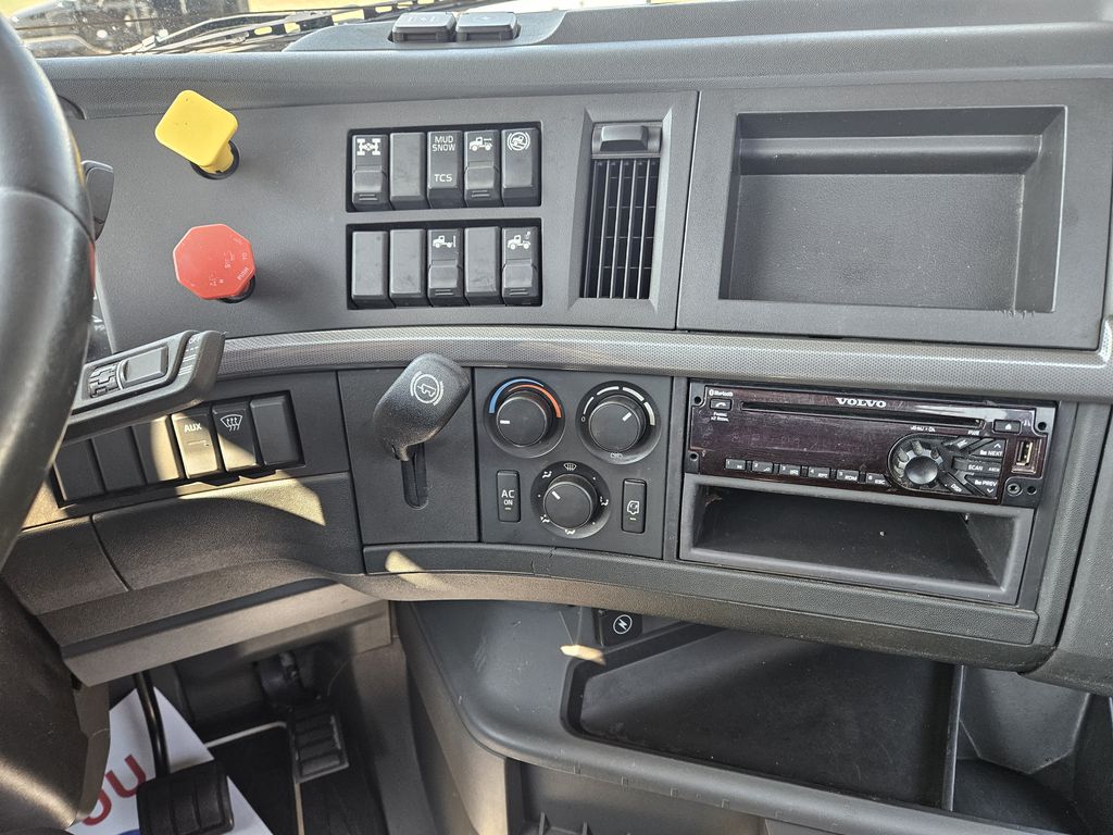 Slide images of 2020 VOLVO VNR