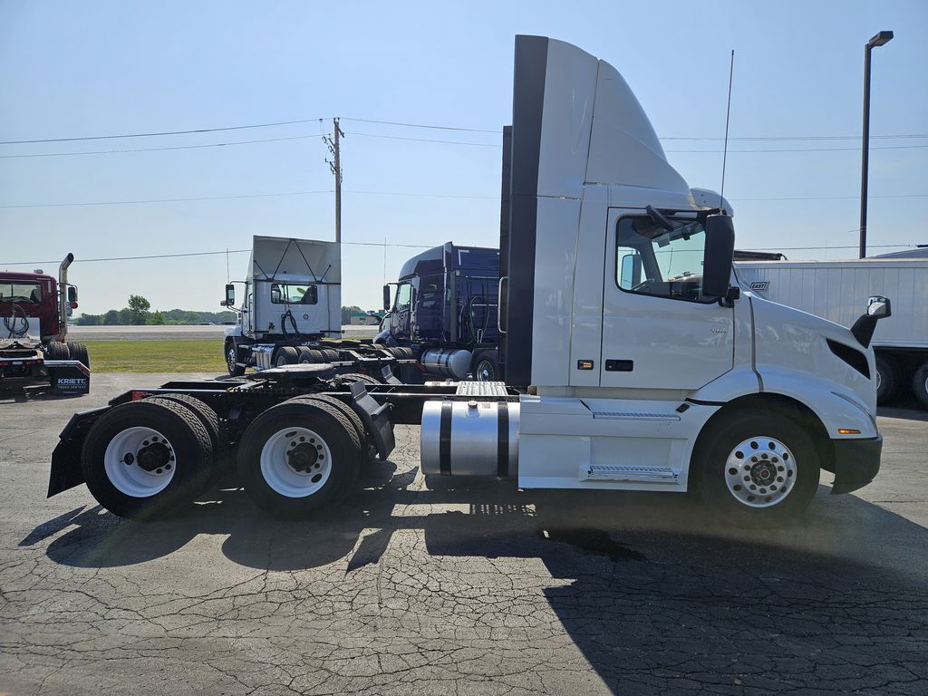 Slide images of 2020 VOLVO VNR 