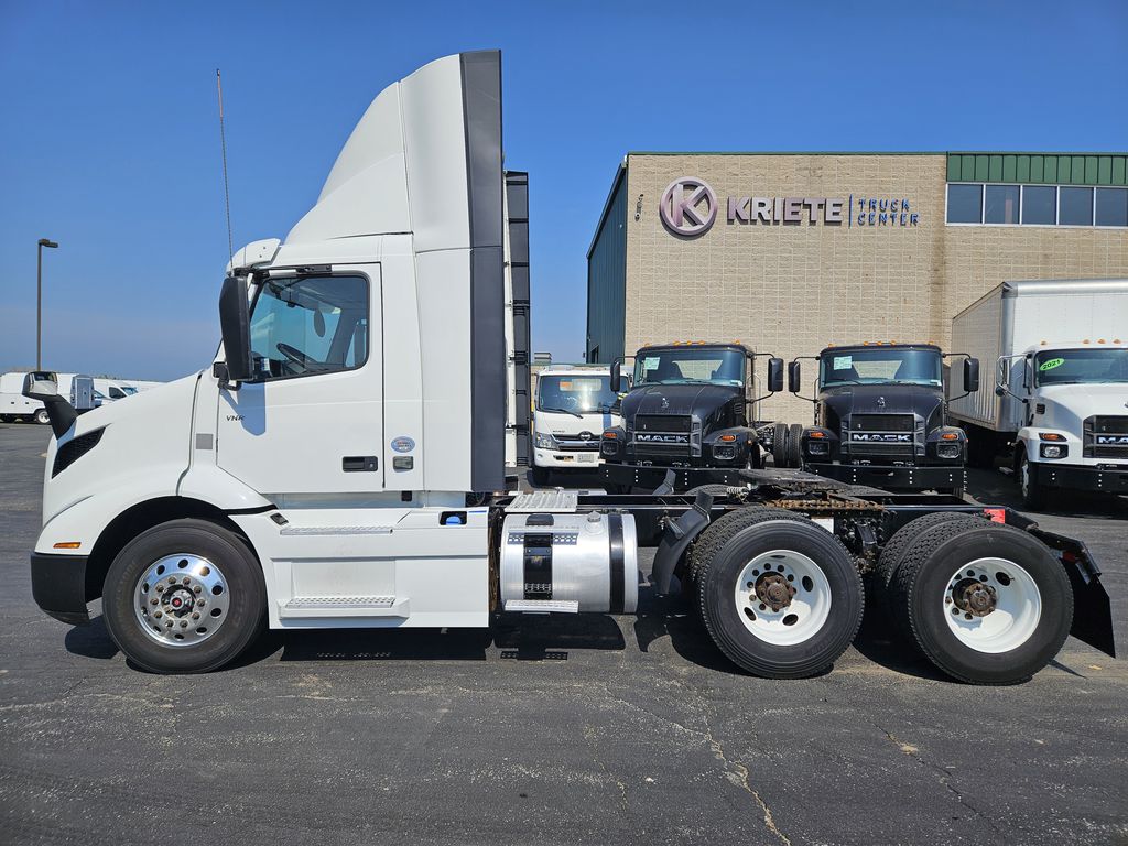 Slide images of 2020 VOLVO VNR 