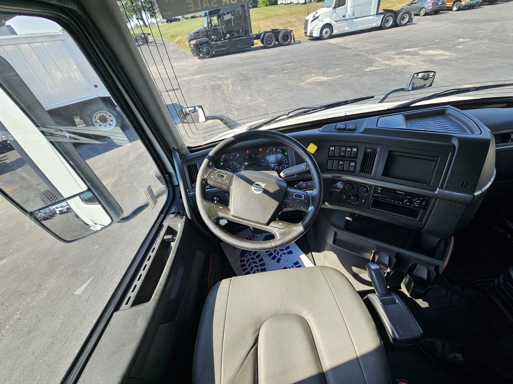 Slide images of 2020 VOLVO VNR 