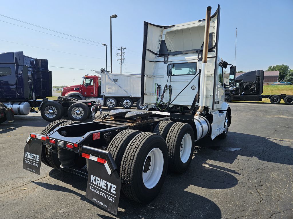 Slide images of 2020 VOLVO VNR 