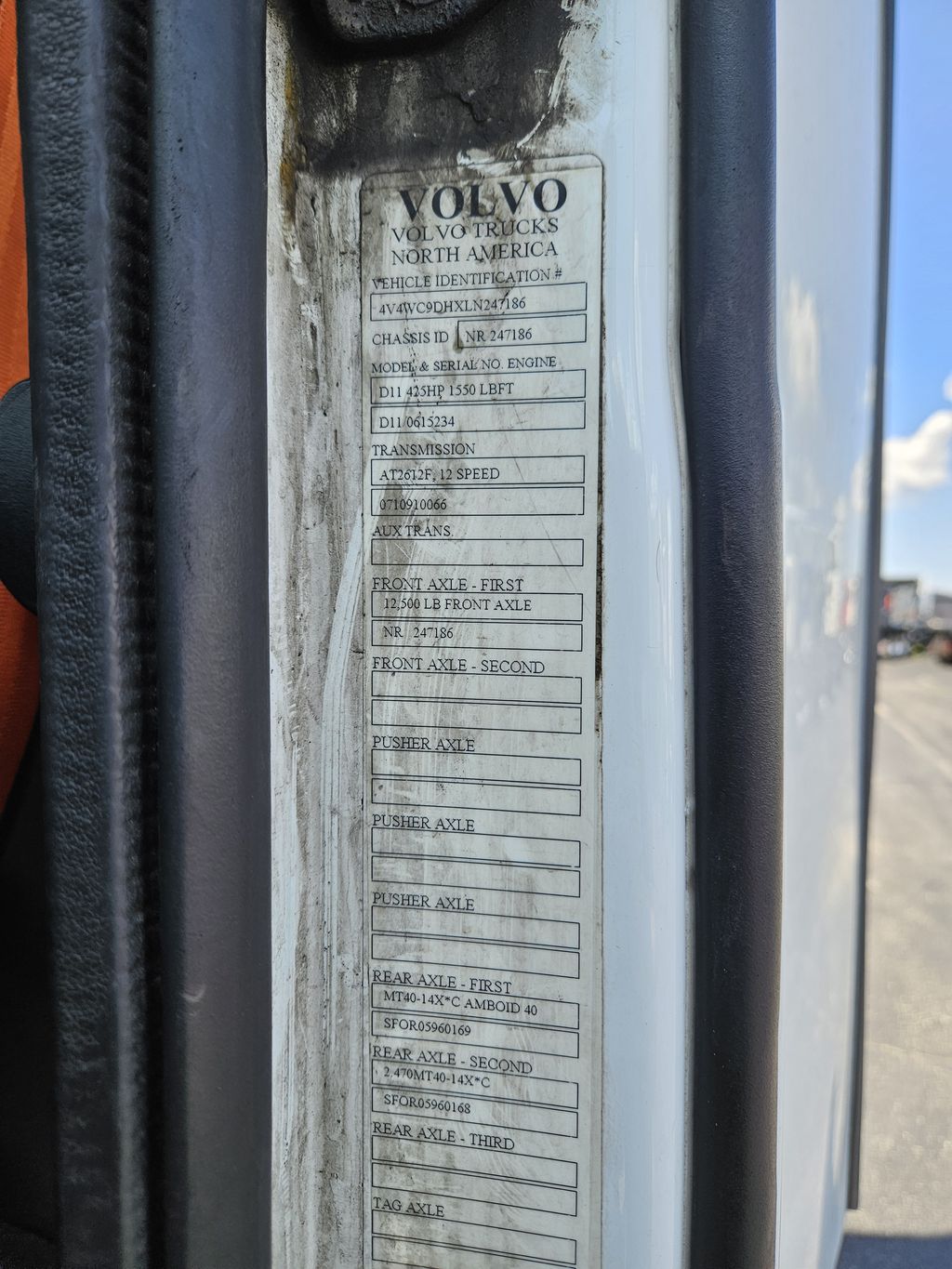 Slide images of 2020 VOLVO VNR 