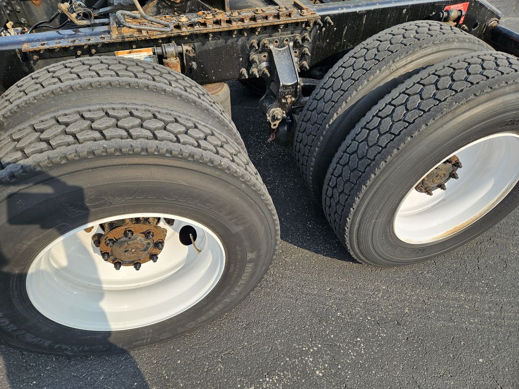 Slide images of 2020 VOLVO VNR