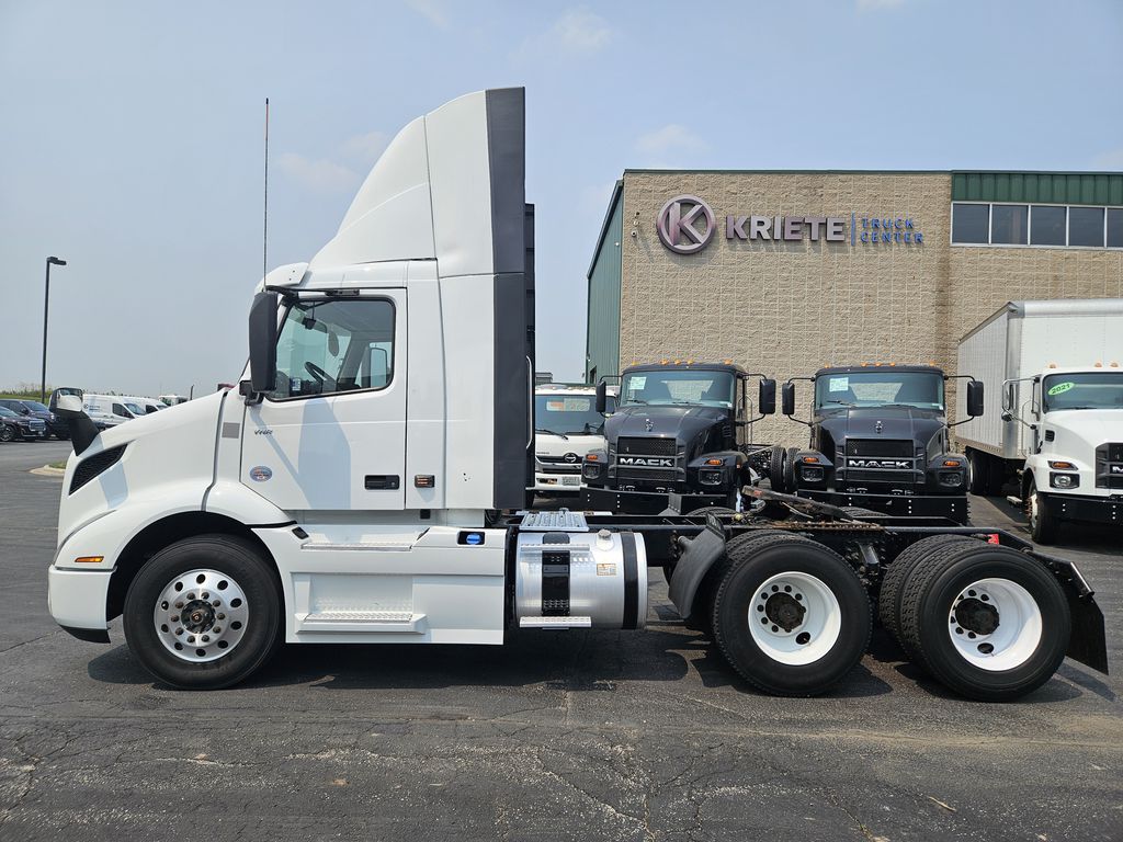 Slide images of 2020 VOLVO VNR