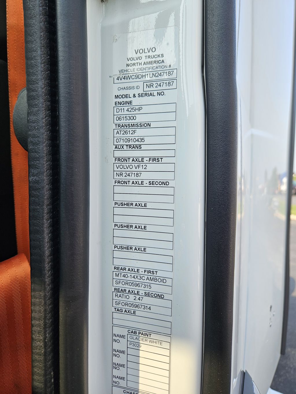 Slide images of 2020 VOLVO VNR