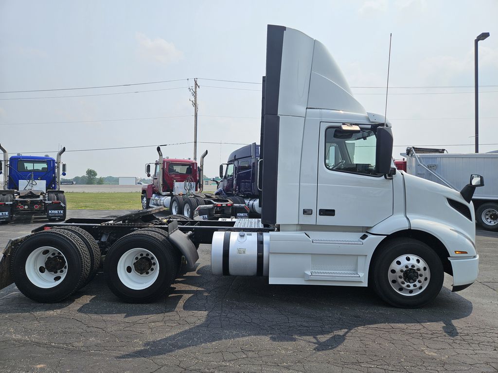 Slide images of 2020 VOLVO VNR