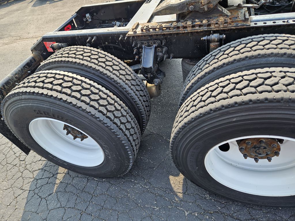 Slide images of 2020 VOLVO VNR