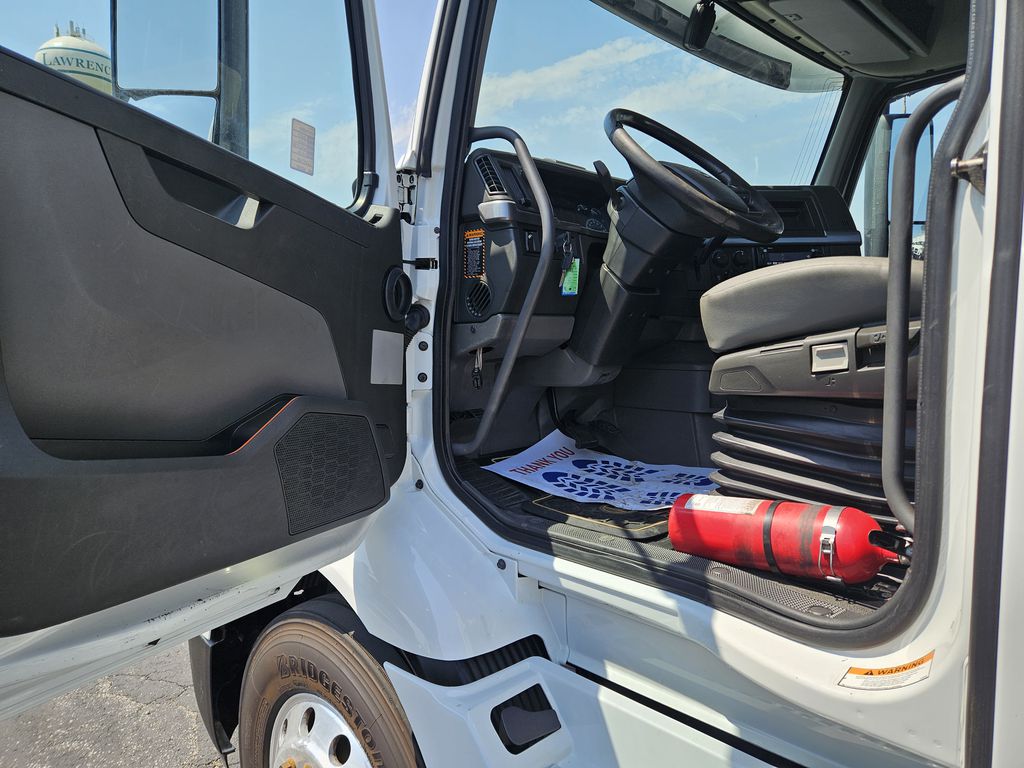 Slide images of 2020 VOLVO VNR