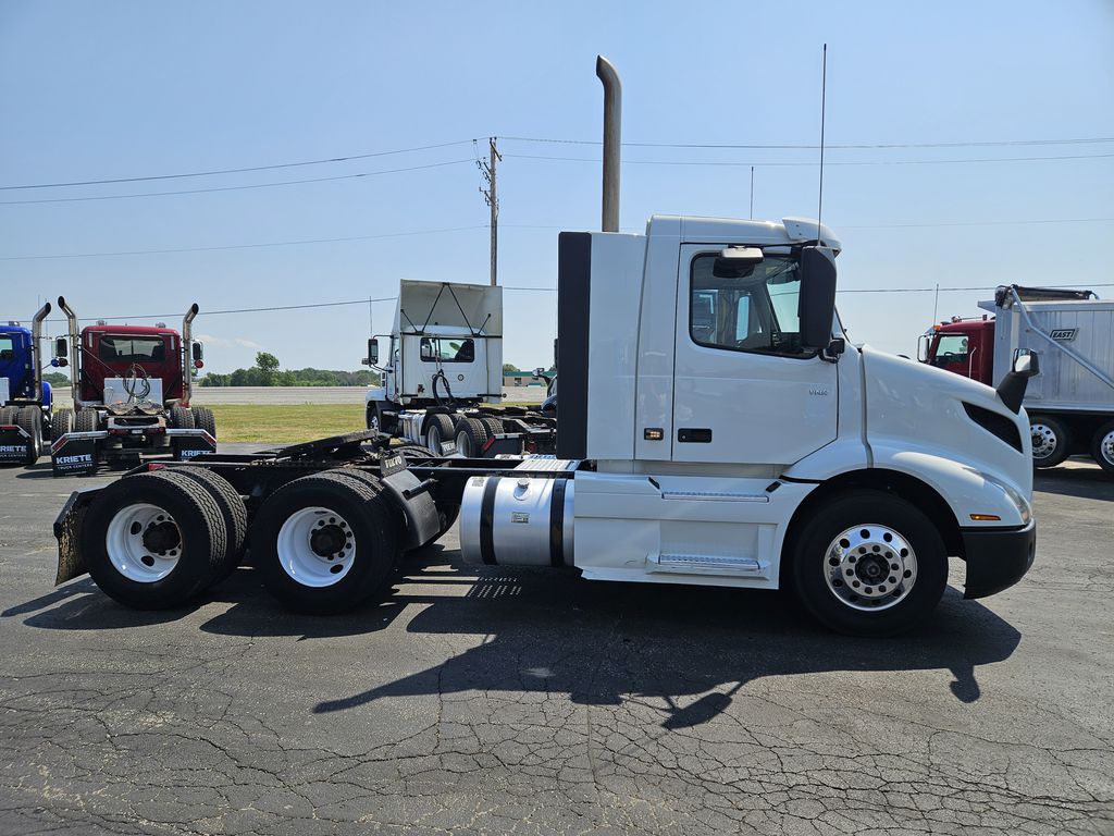 Slide images of 2020 VOLVO VNR