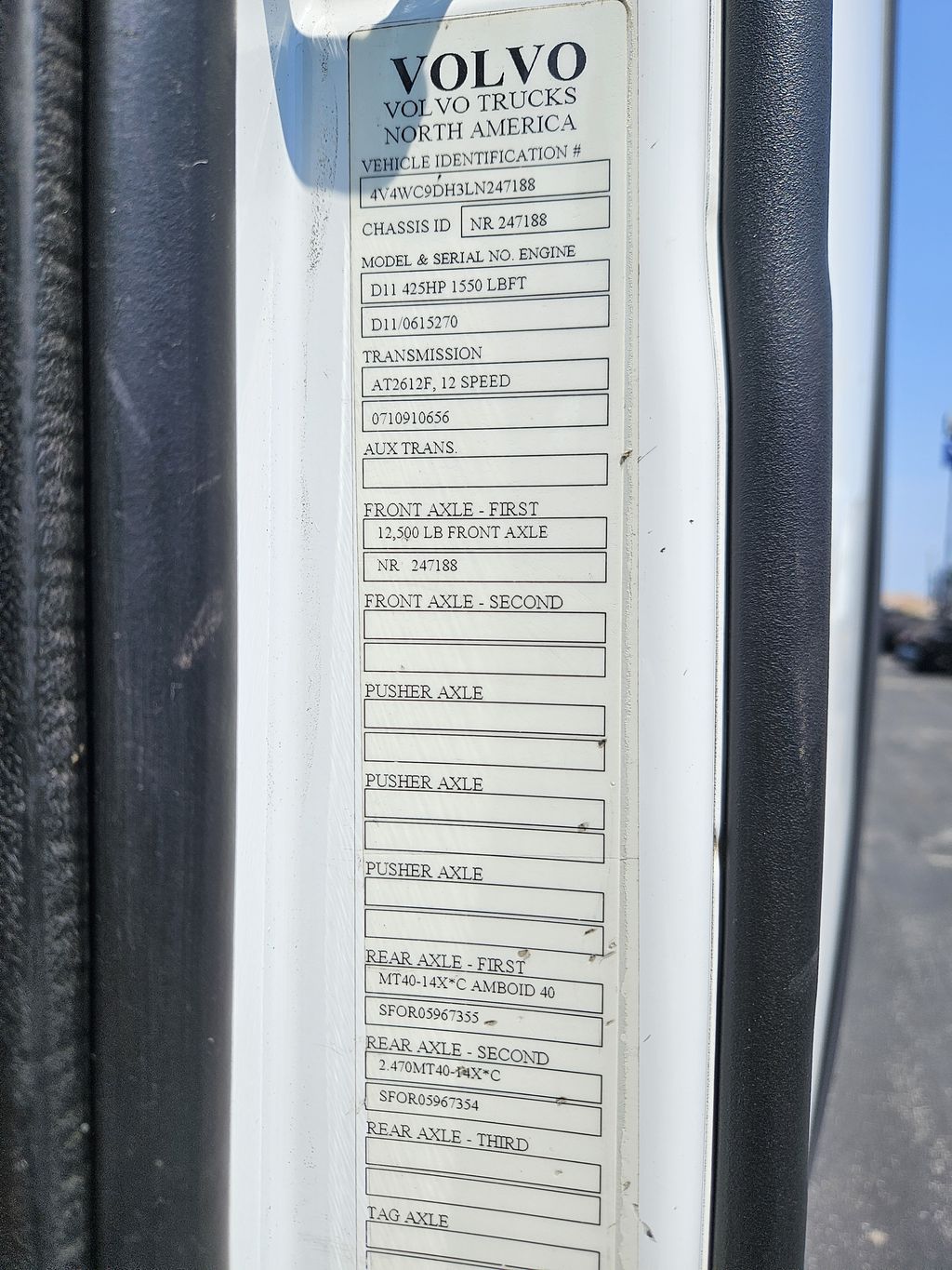 Slide images of 2020 VOLVO VNR
