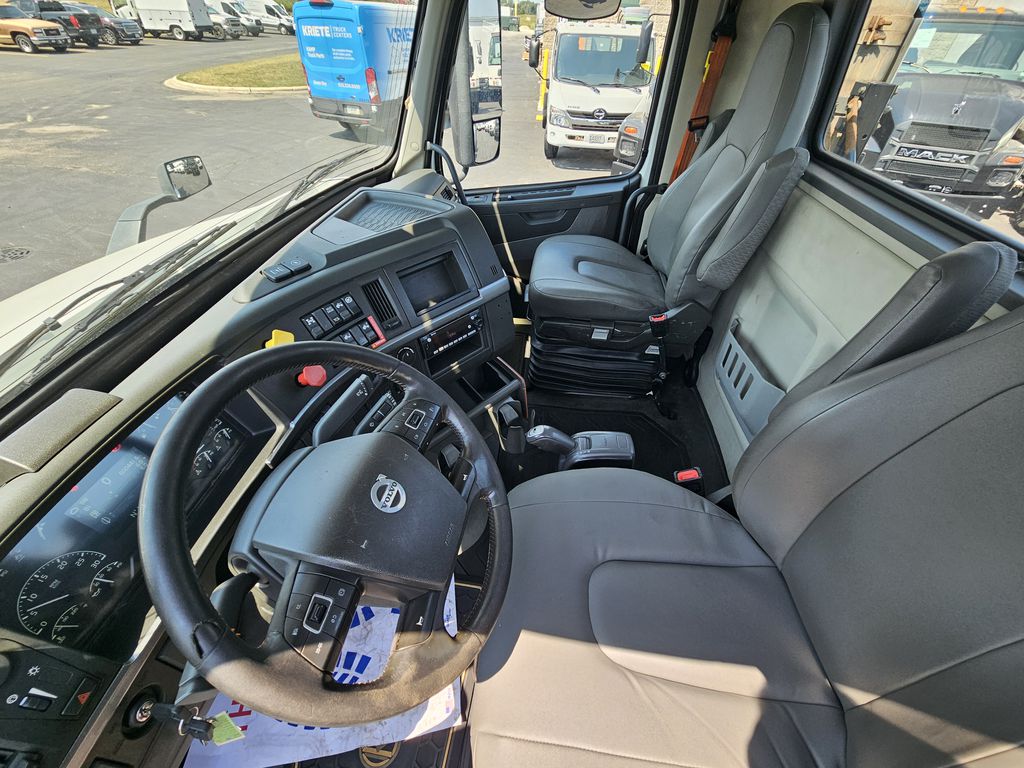 Slide images of 2020 VOLVO VNR