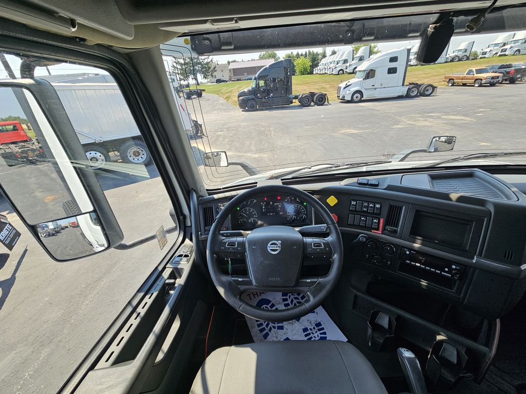 Slide images of 2020 VOLVO VNR