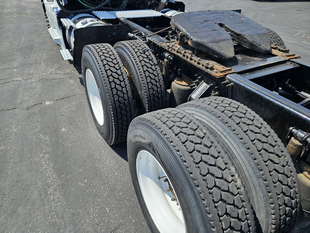 Slide images of 2020 VOLVO VNR