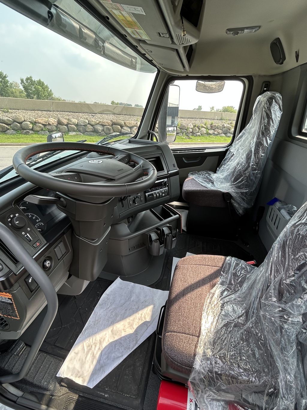 Slide images of 2025 VOLVO VNR64T300