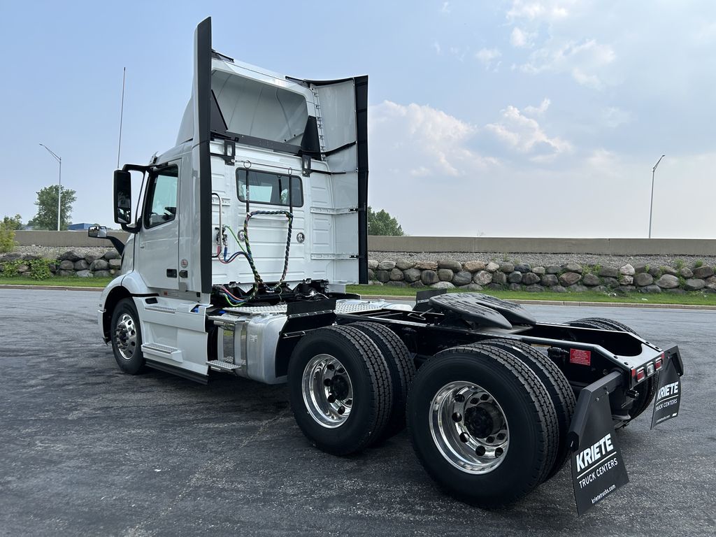 Slide images of 2025 VOLVO VNR64T300