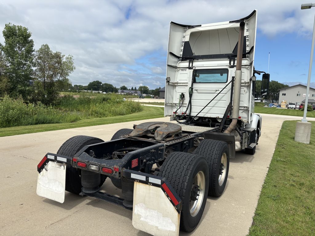 Slide images of 2019 VOLVO VNR