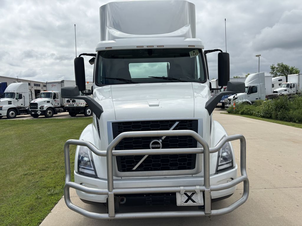 Slide images of 2019 VOLVO VNR