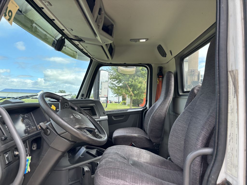 Slide images of 2019 VOLVO VNR