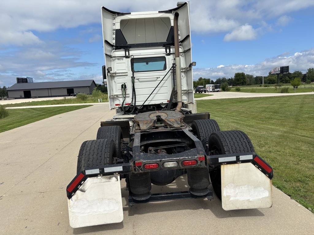 Slide images of 2019 VOLVO VNR