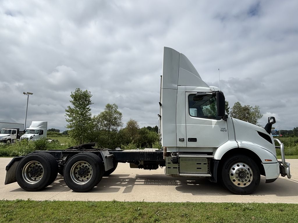 Slide images of 2019 VOLVO VNR