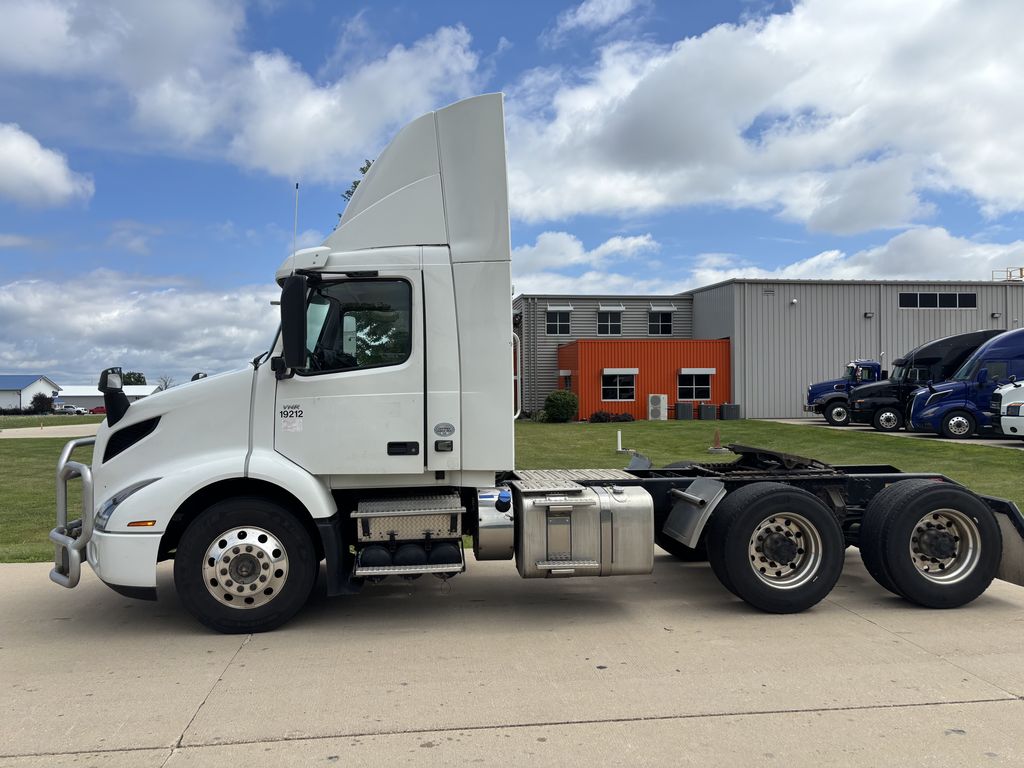 Slide images of 2019 VOLVO VNR